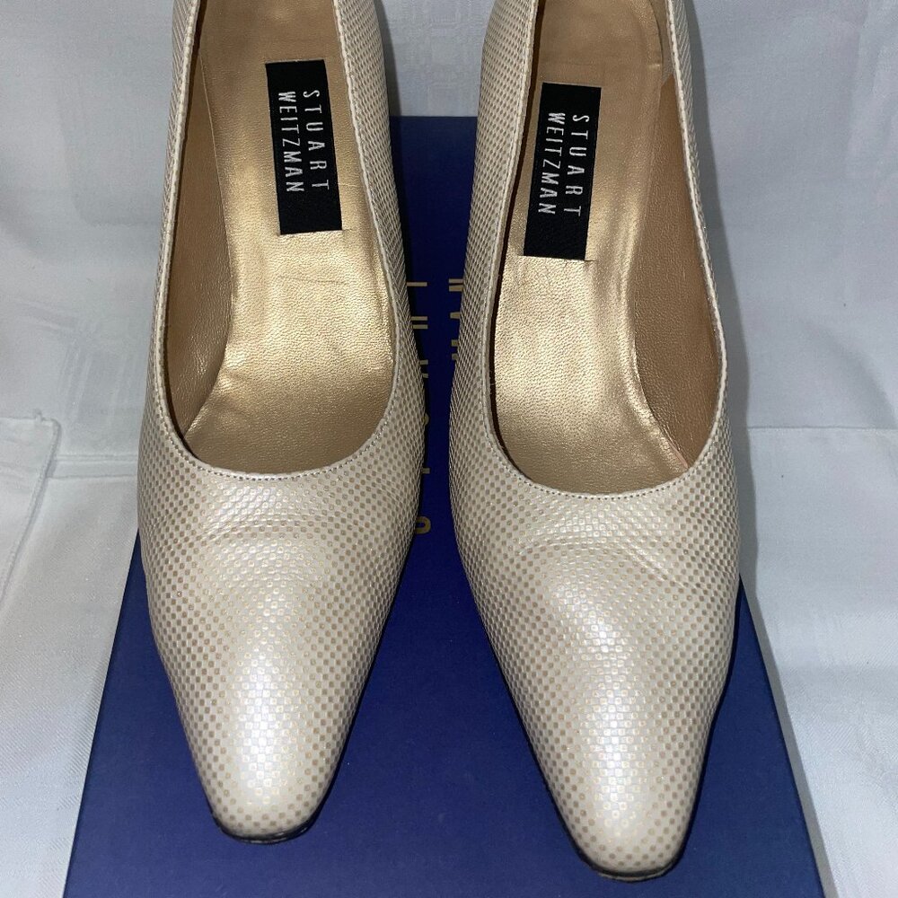 Stuart Weitzman Ossarah; Bone Textured leather; Pointed Toe Pump; 9 N